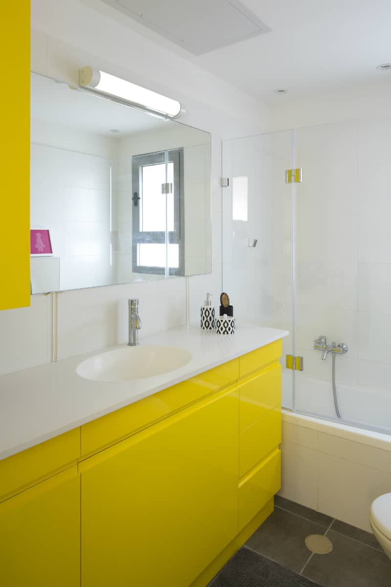 חדר שירותים צהובים
